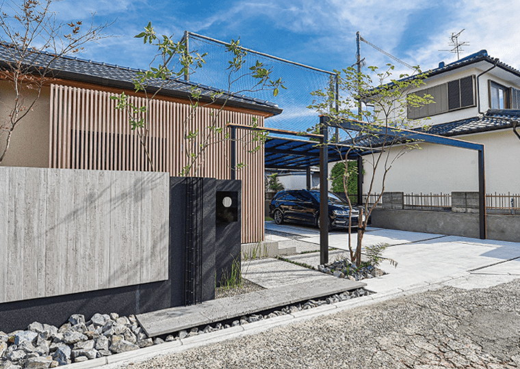 雑木と格子で出迎える 和モダンファサード 施工事例 エクステリア商品の総合メーカー オンリーワンクラブ