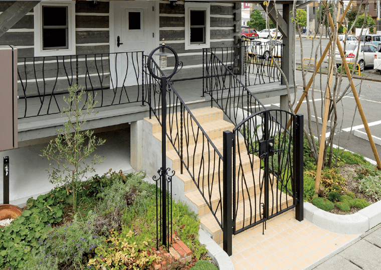 住まいと調和するアイアンの流麗なライン。