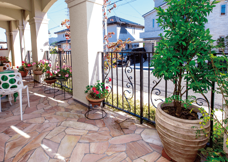 エクステリアとガーデンが調和する住まい。