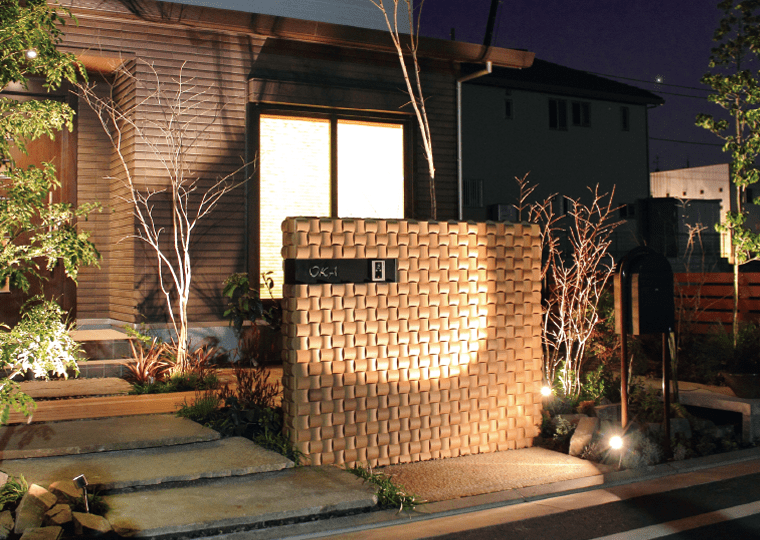 木目模様のタイルでオリエンタルに演出。