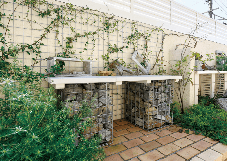 植物が映えるシャビーシックガーデン。