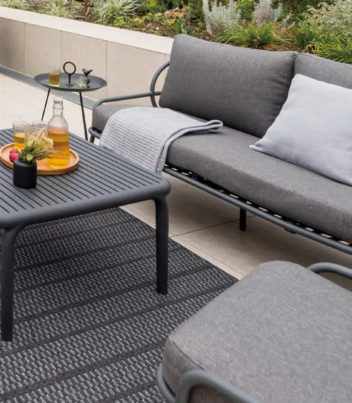 暮らしを外へ。デザインとくつろぎのガーデンファニチャー