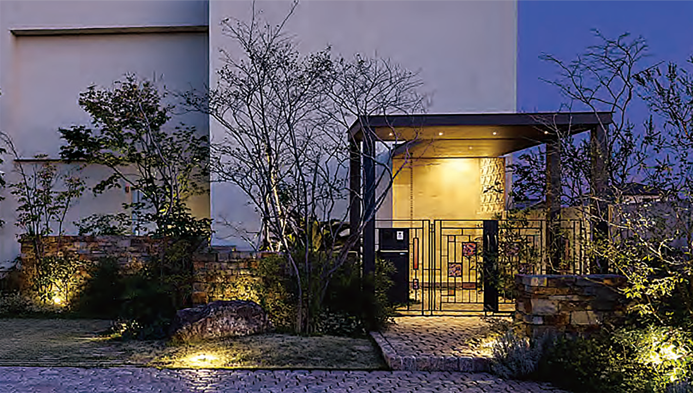 光で魅せるナイトガーデン。植栽を美しく照らすガーデンライト