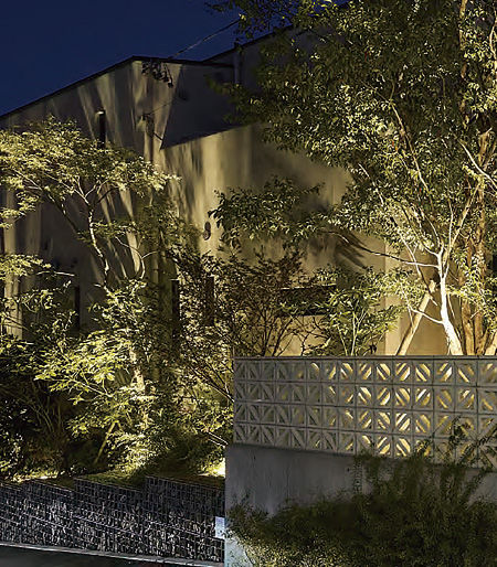 光で魅せるナイトガーデン。植栽を美しく照らすガーデンライト